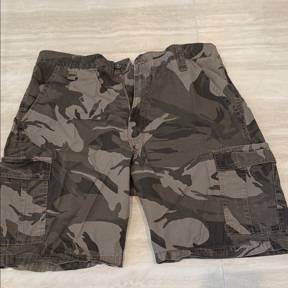 Wrangler Men's Gray Camouflage Cargo Shorts